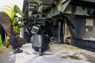 B28a Bondorf: LKW rammt PKW und schleudert diesen in die Leitplanke
